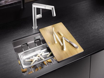Unterschiedlichstes Zubehör zum Schneiden, Abseihen oder Ablegen rundet das Spülbeckenangebot perfekt ab.