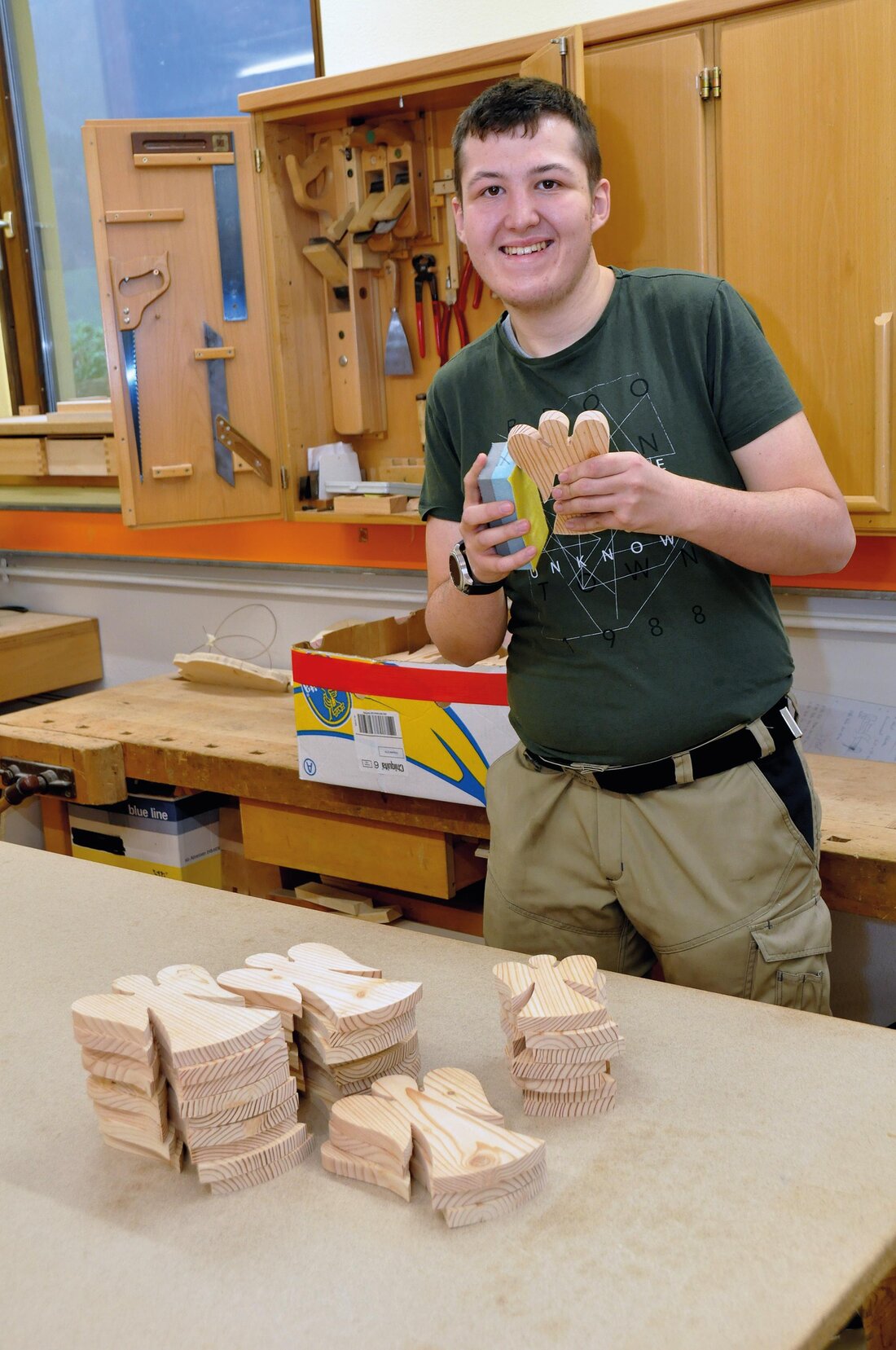 Arbeiter mit Holzprodukt