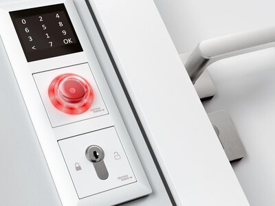 Dank der neuen DIN EN 13637 beziehungsweise ÖNORM 13637 können nun Paniktüren und/oder Notausgangstüren mit elektrischen Verriegelungen kombiniert werden.