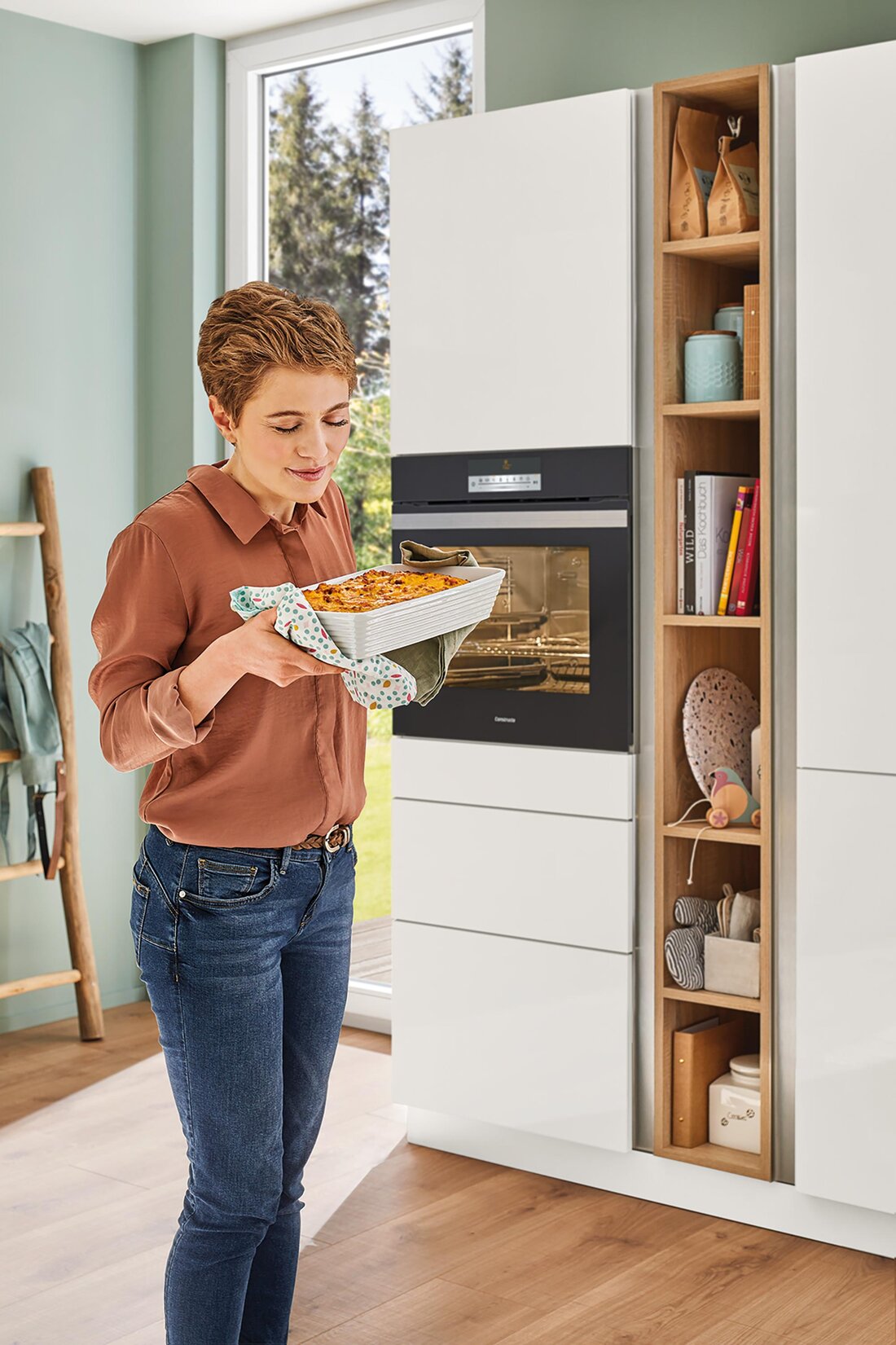 Frau mit Backofen