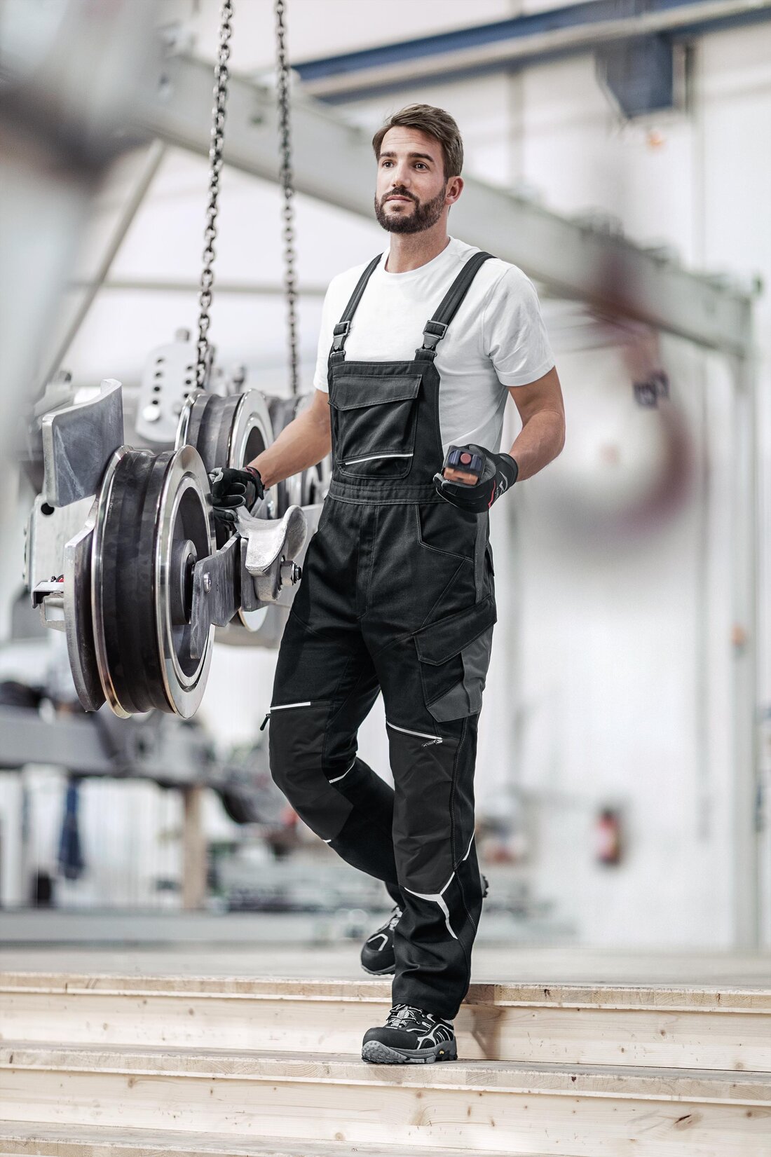 Arbeiter mit Latzhose.