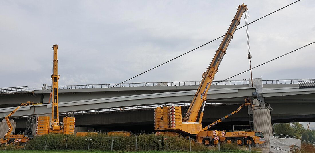 Kräne bei Brücke