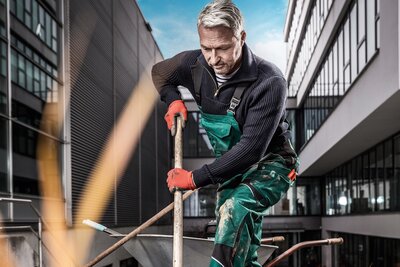 Arbeiter mit Latzhose