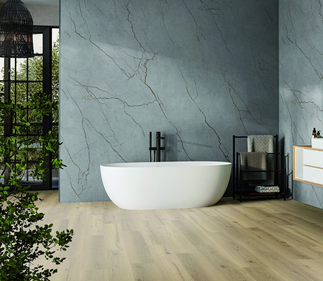 Modern,Minimalist,Bathroom,Interior,,Bathtub,And,Bathroom,Cabinet,,White,Sink,