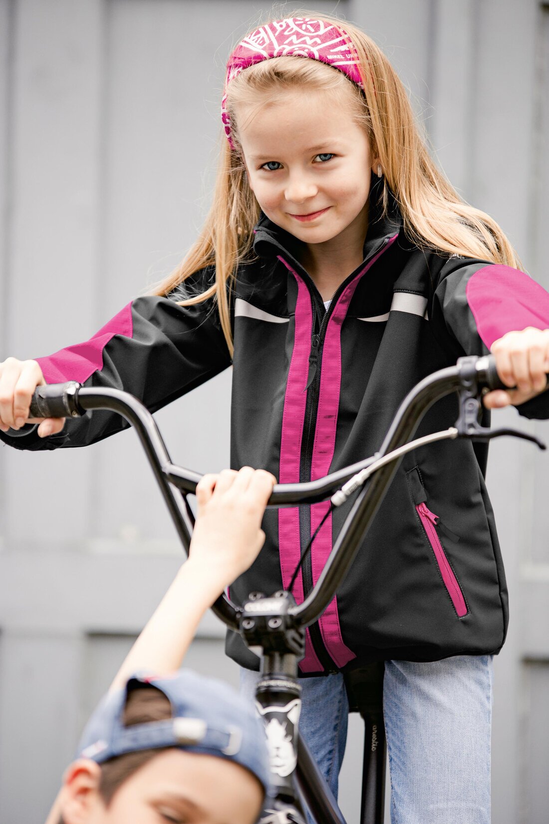 Mädchen fährt Fahrrad.