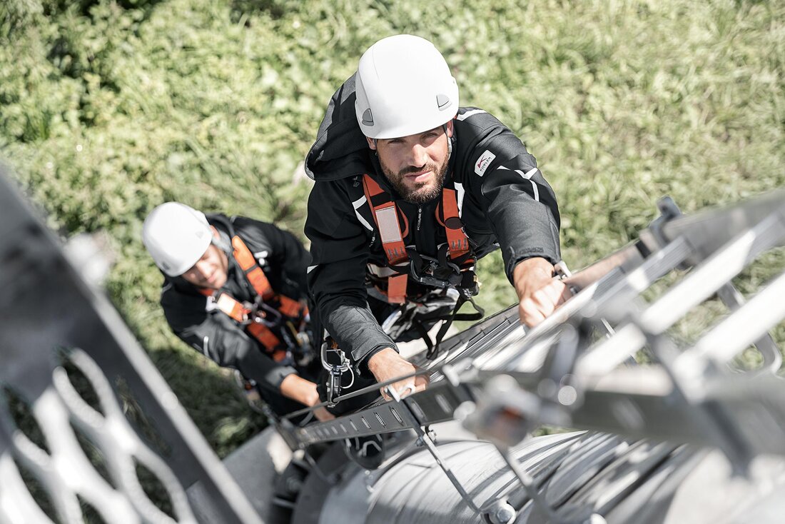 Arbeiter beim Klettern.